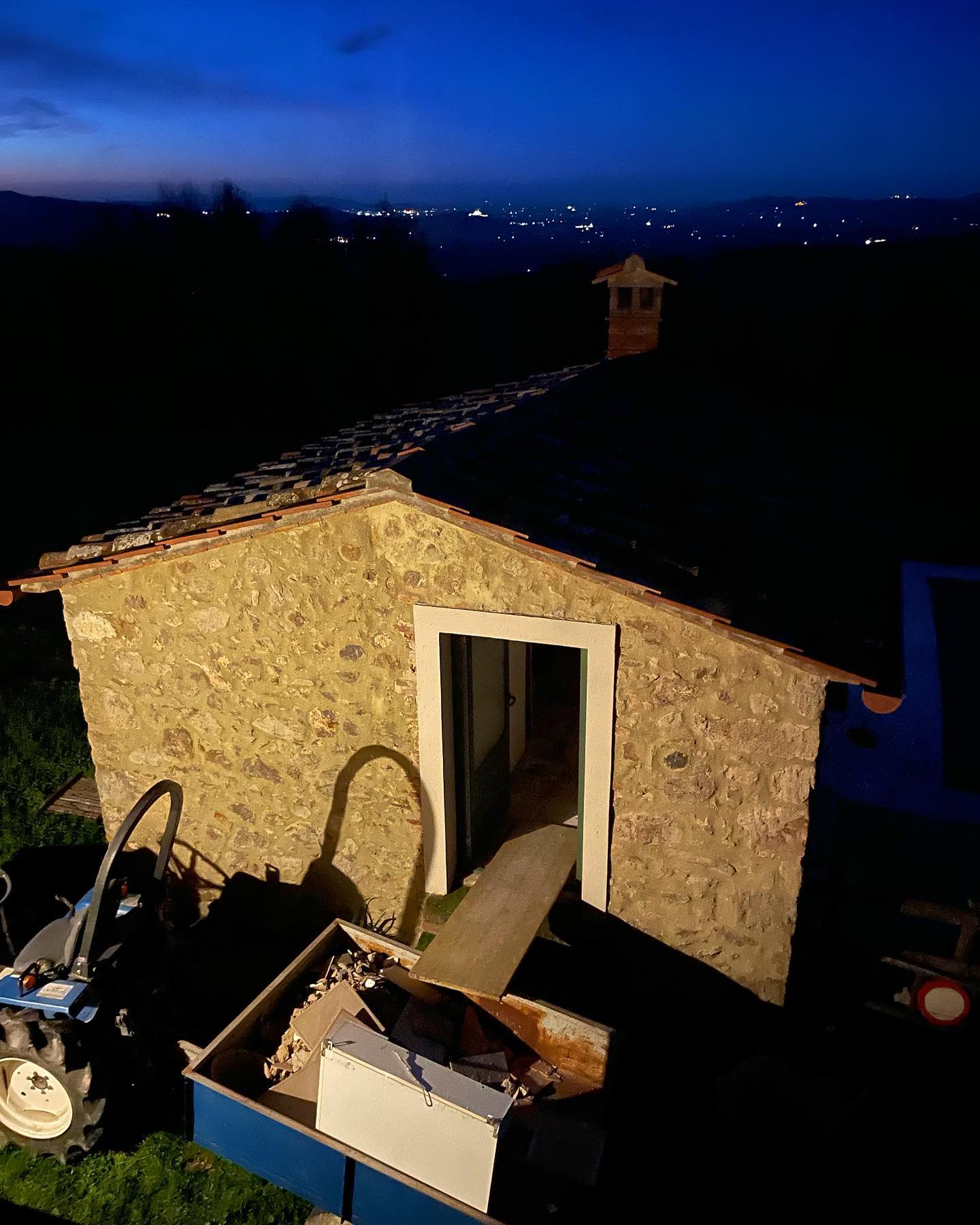Svegliarsi prima dell’alba, affacciarsi per vedere lo spettacolo di luci….
E scoprire nuove imprese in dependance😎😎😎
Never ending story @poderecamaiano
😍
Waking up before dawn, looking out to see the beautiful light show....
And discover new ventures in dependance🤩🤩🤩
#poderecamaiano #maremmabella #cipiacestaretranquilli #workinprogress #bedandbreakfastitaly