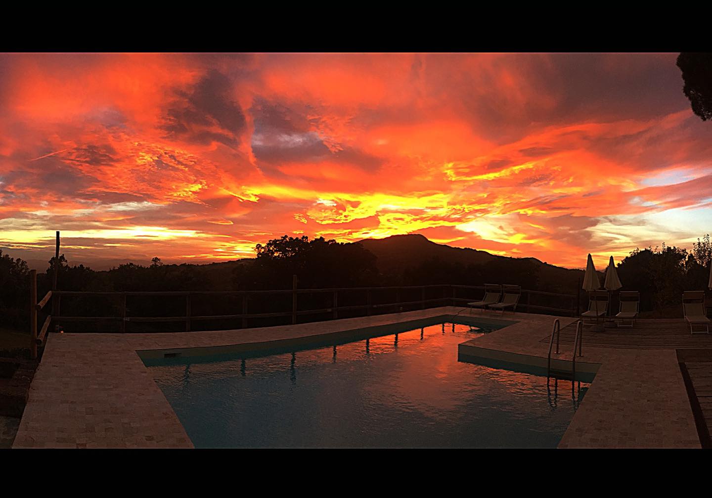 Il tramonto fotografato qualche giorno fa dal Giorgio, il mio splendido papà!!!❤️❤️❤️
Sunset by Giorgio Gugnani, my wonderful dad❤️❤️❤️
#poderecamaiano #poderecamaiano #camaianovibes #tuscany #sassofortino #roccastrada #hospitalityinMaremma #travelitaly #bedandbreakfastitaly #bedandbreakfast #liveauthentic #livethelittlethings #travelgram
#discovermaremma #toscanavacanza #igertoscana #tuscanygram
#maremmagram #maremmalocal