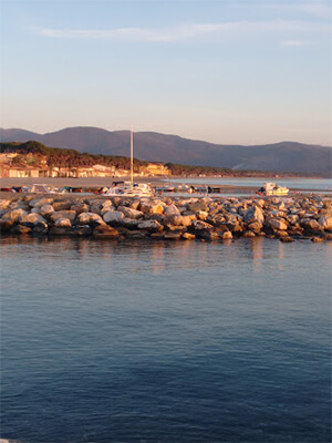 Follonica bei Sonnenuntergang von den Felsen